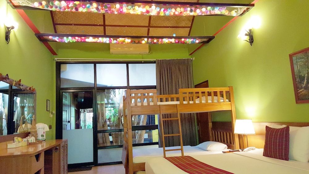 Birds and Bees Resort Big Bug Family 5