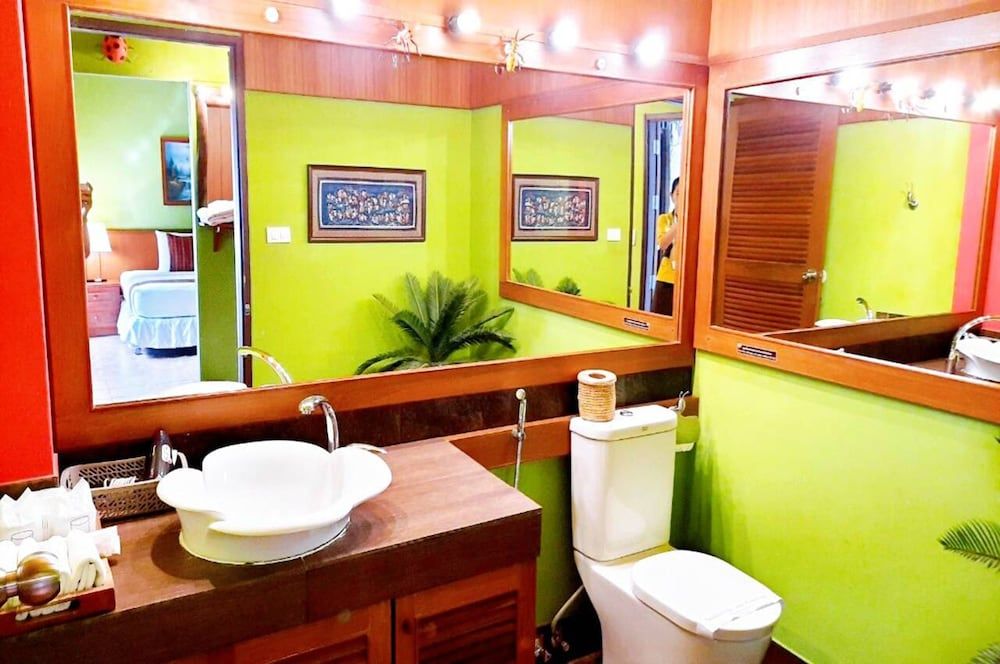 Birds and Bees Resort Big Bug Family 9