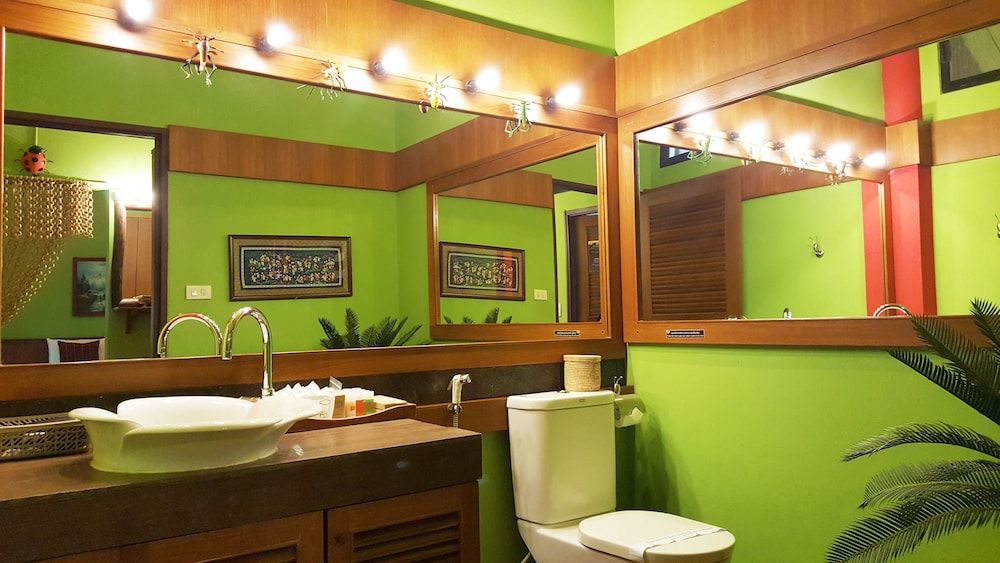 Birds and Bees Resort Big Bug Family 8