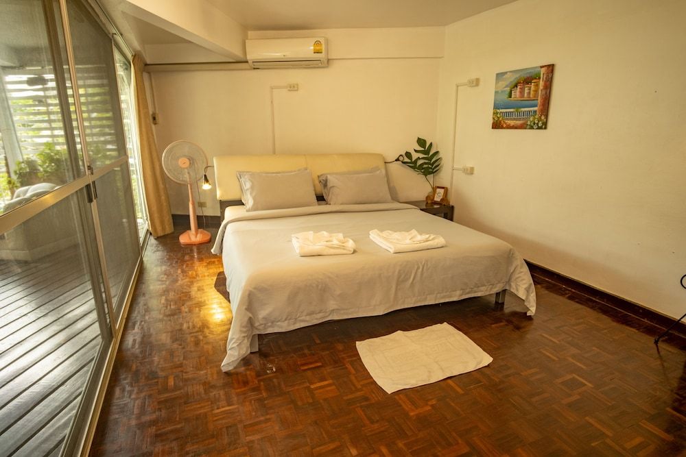 Home16 Hostel 16 Deluxe Double Room, 1 King Bed, Terrace 4