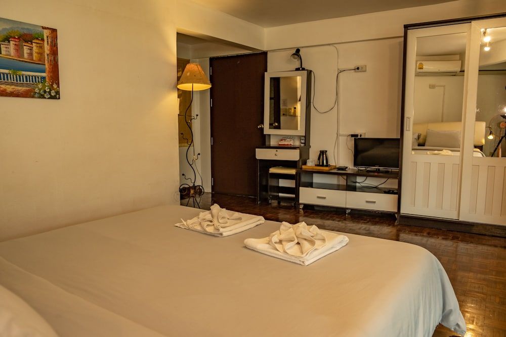 Home16 Hostel 16 Deluxe Double Room, 1 King Bed, Terrace 2