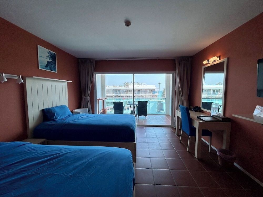 GrandBlue Resort Deluxe Twin Room 2