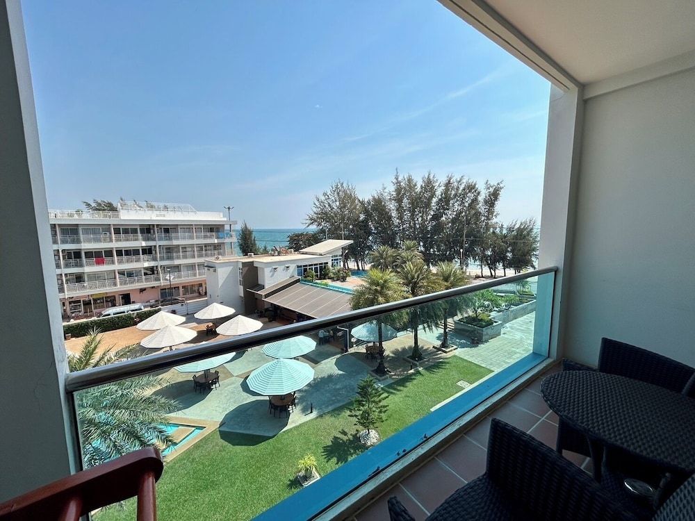 GrandBlue Resort Deluxe Twin Room 4