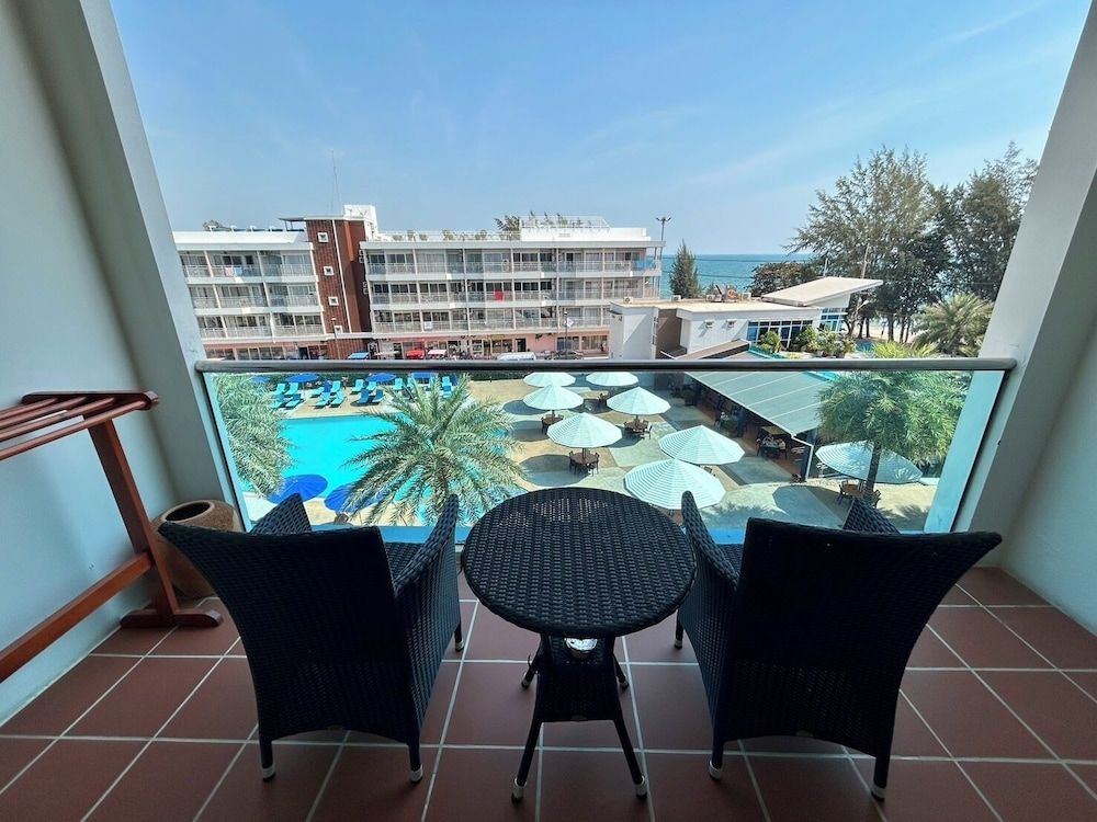 GrandBlue Resort Deluxe Twin Room 5