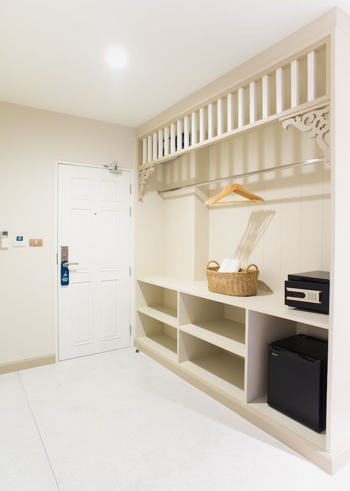 Panphuree Residence Deluxe King room 8