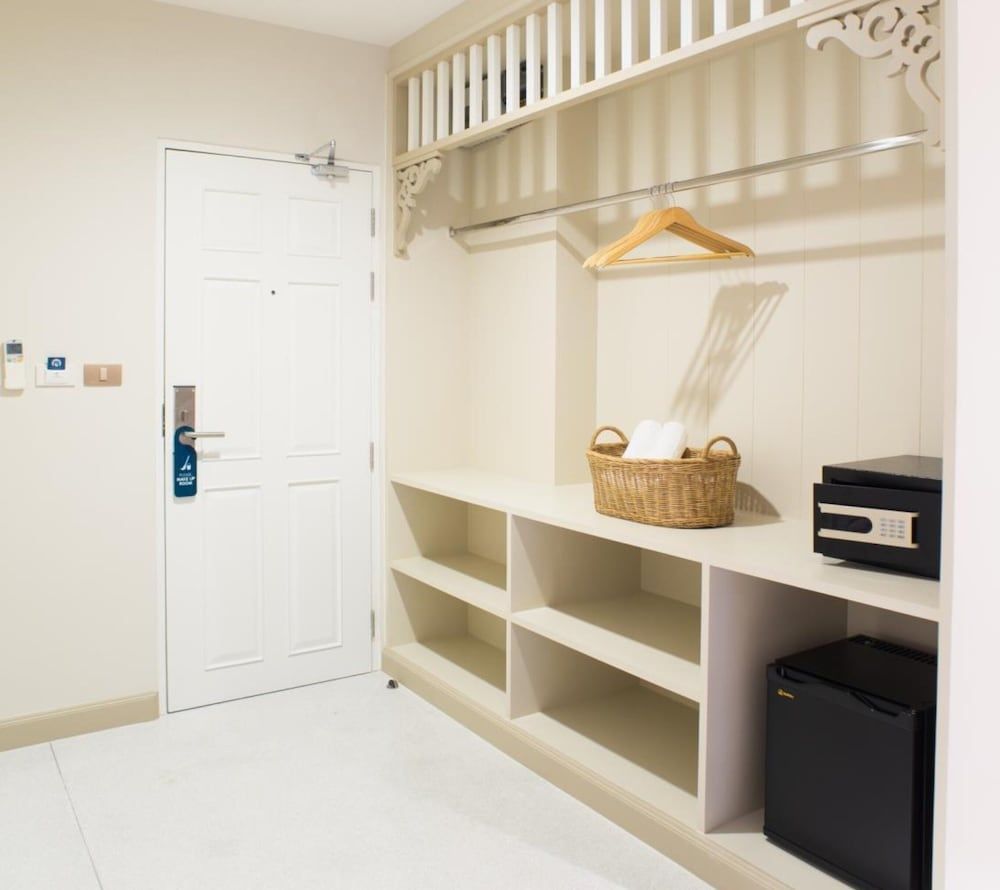 Panphuree Residence Deluxe King room 6