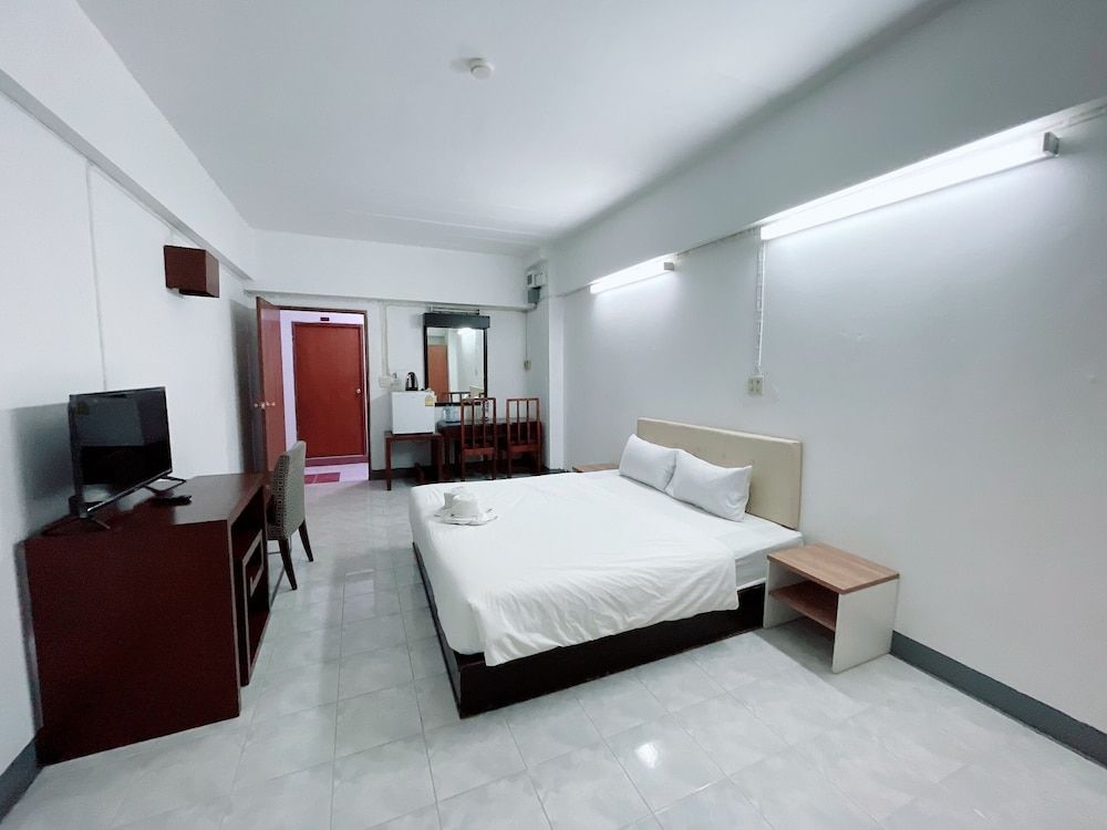 Win Bangna Hotel Deluxe Double Room 8