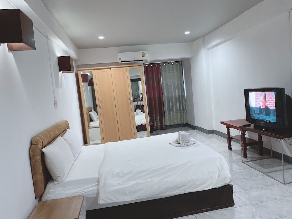 Win Bangna Hotel Deluxe Double Room 2
