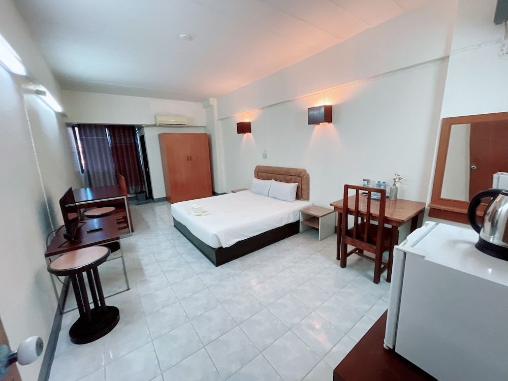 Win Bangna Hotel Deluxe Double Room 11