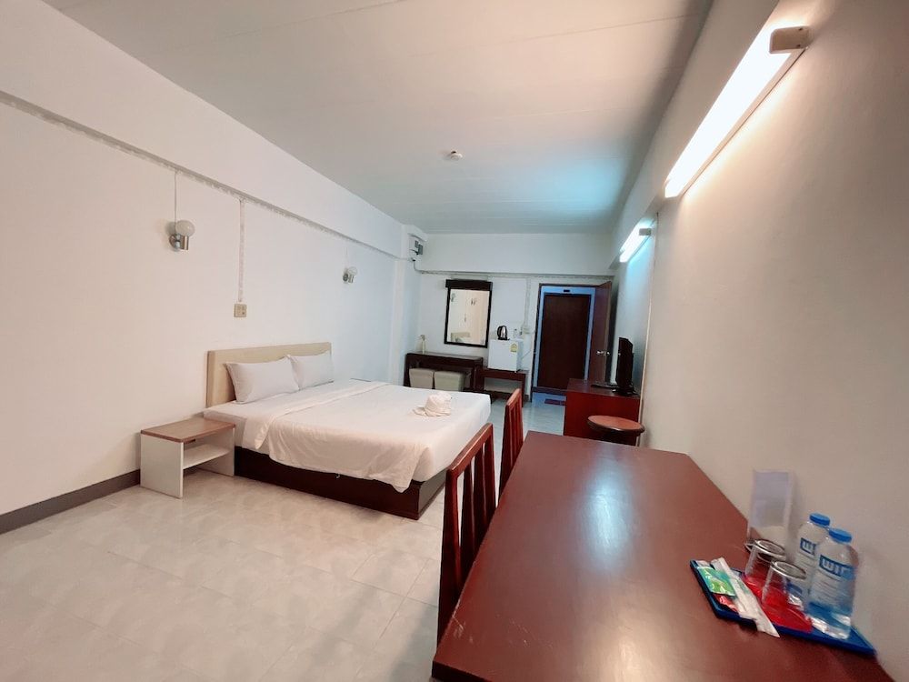 Win Bangna Hotel Deluxe Double Room 9