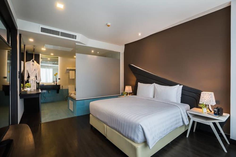 Suite with Spa Bathtub