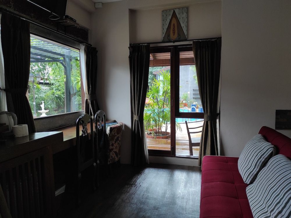 Foresto Sukhothai Guesthome Superior Twin Room, Pool View 6