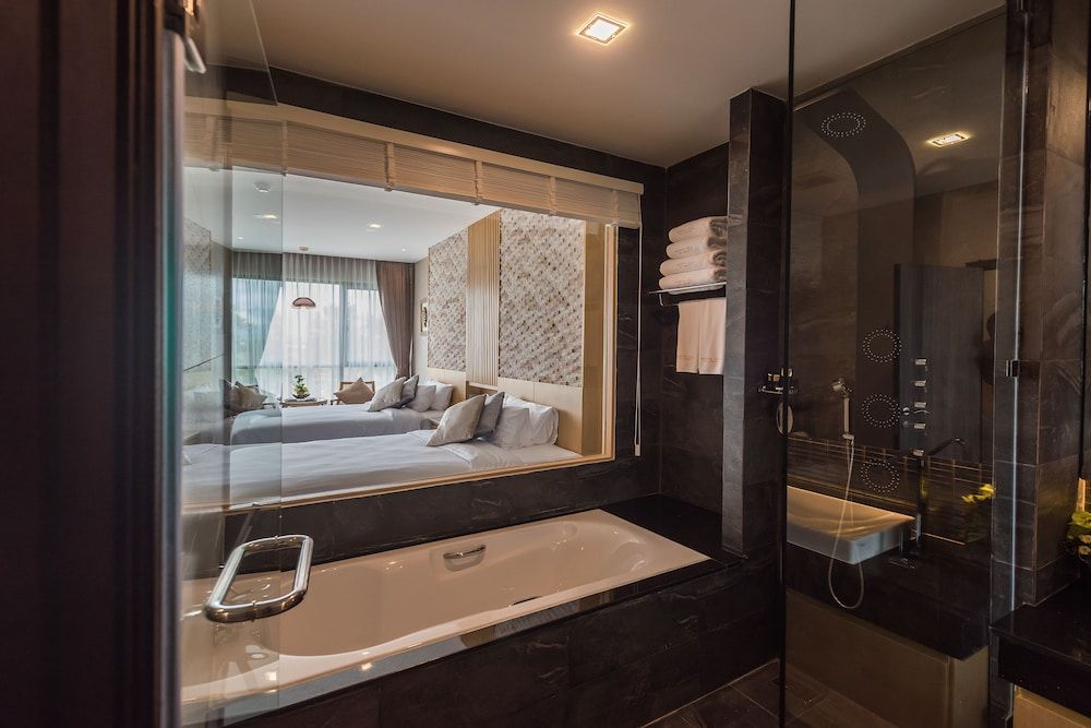 North Hill City Resort Deluxe Twin Room 6