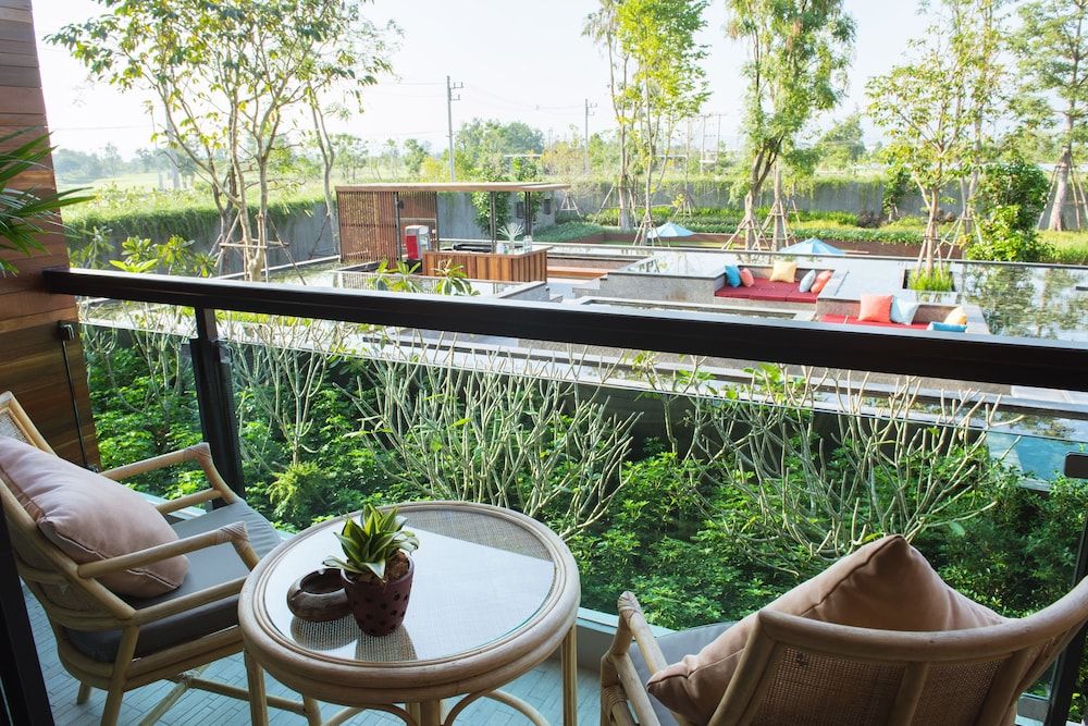 North Hill City Resort Deluxe Double Room, 1 King Bed, Balcony 3