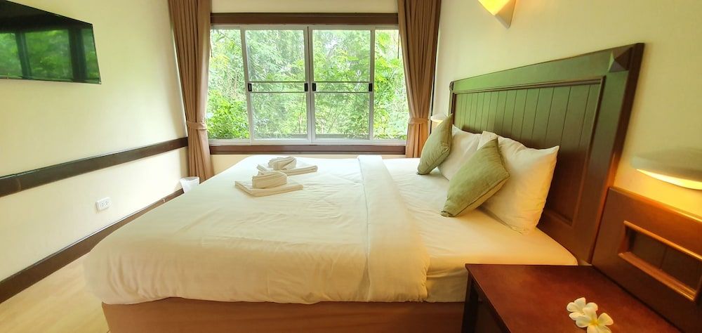 Isle Beach Resort Deluxe Pool View Double or Twin 3