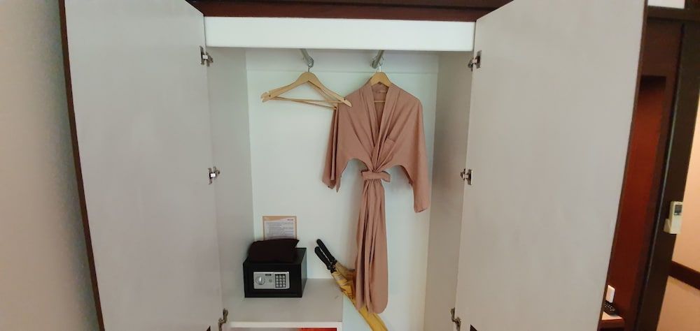 Isle Beach Resort Deluxe Pool View Double or Twin 14