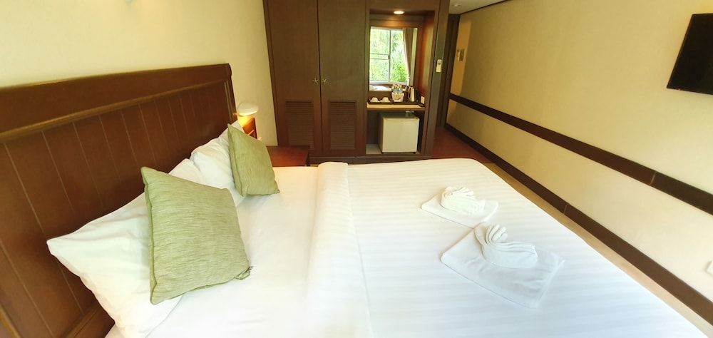 Isle Beach Resort Deluxe Pool View Double or Twin 4