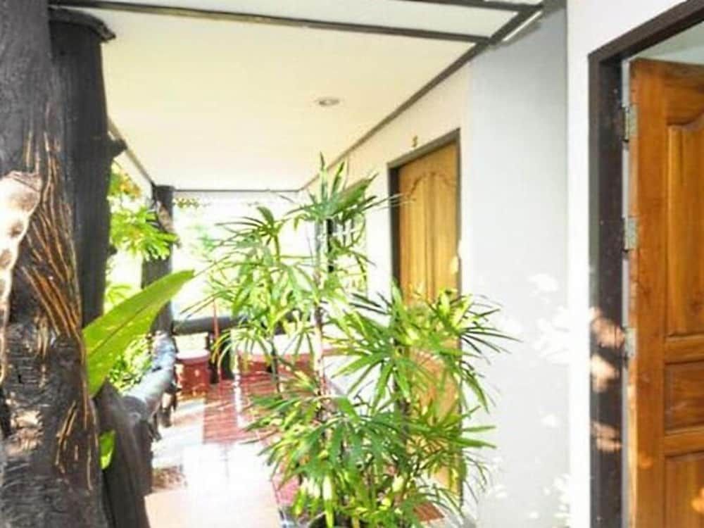 undefined Ruan Mai Sang Ngam Resort