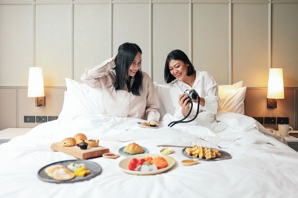 Deluxe Room, 1 King Bed, Club Lounge Access, City View (Bathtub)