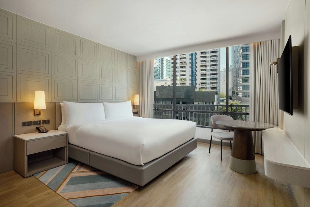 Deluxe Room, 1 King Bed, Club Lounge Access, City View (Bathtub)