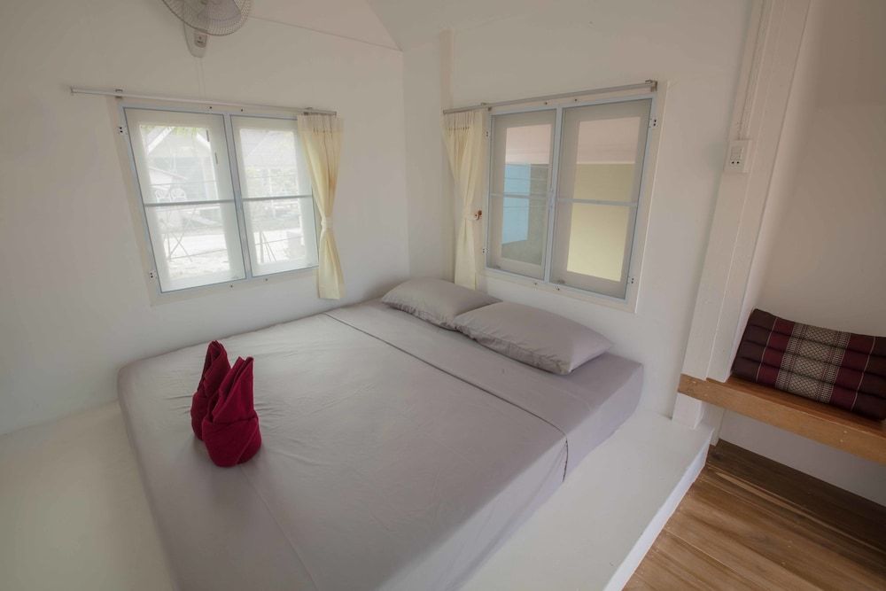 The Pier Koh Phangan Standard Bungalow With Fan 4