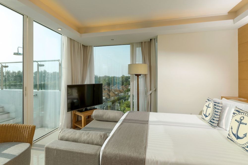 3 Bedroom Penthouse Pool Suite with Kitchen