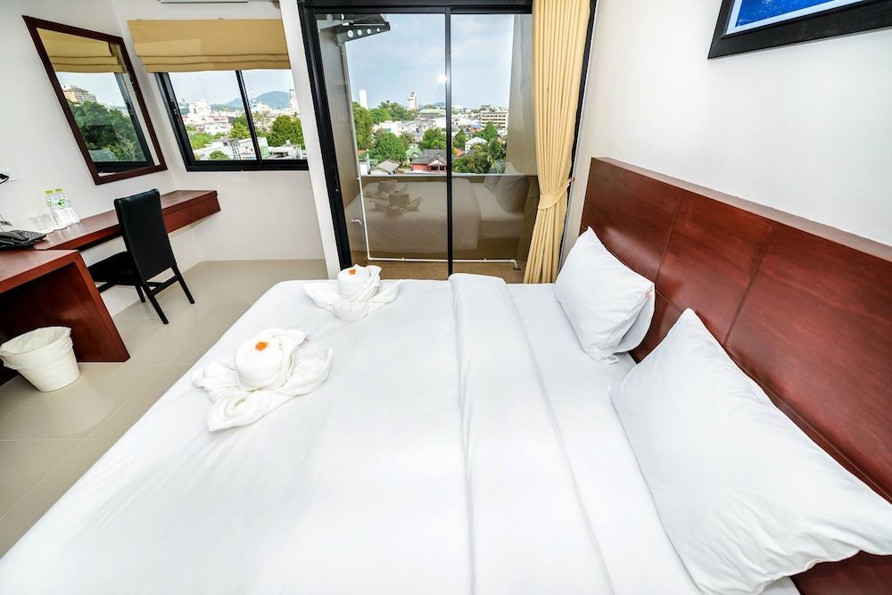 The Topaz Residence Standard Room 6