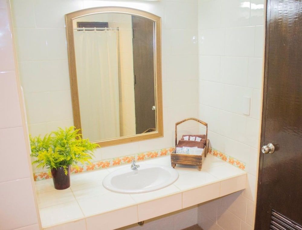 People Place Classic Hotel Deluxe Double Room 4