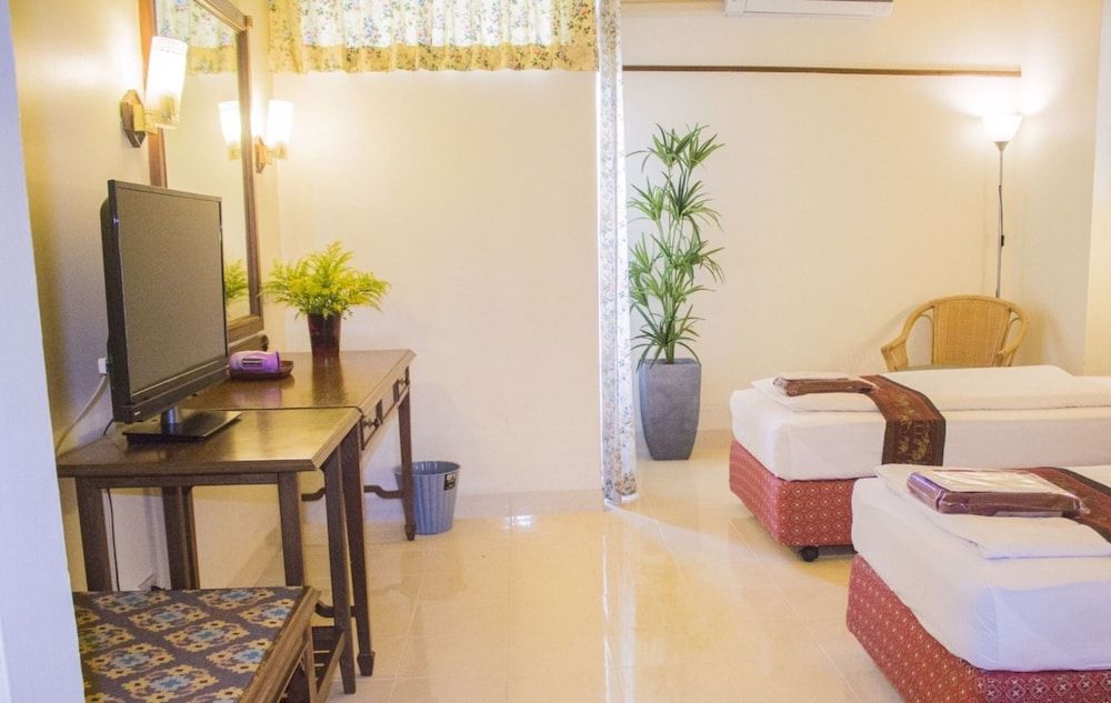 People Place Classic Hotel Deluxe Twin Room 7