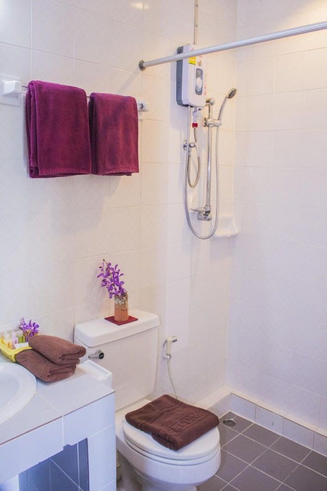 People Place Classic Hotel Deluxe Room, Balcony 9