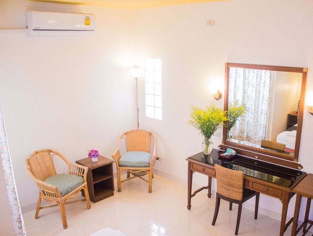 People Place Classic Hotel Deluxe Double Room 7