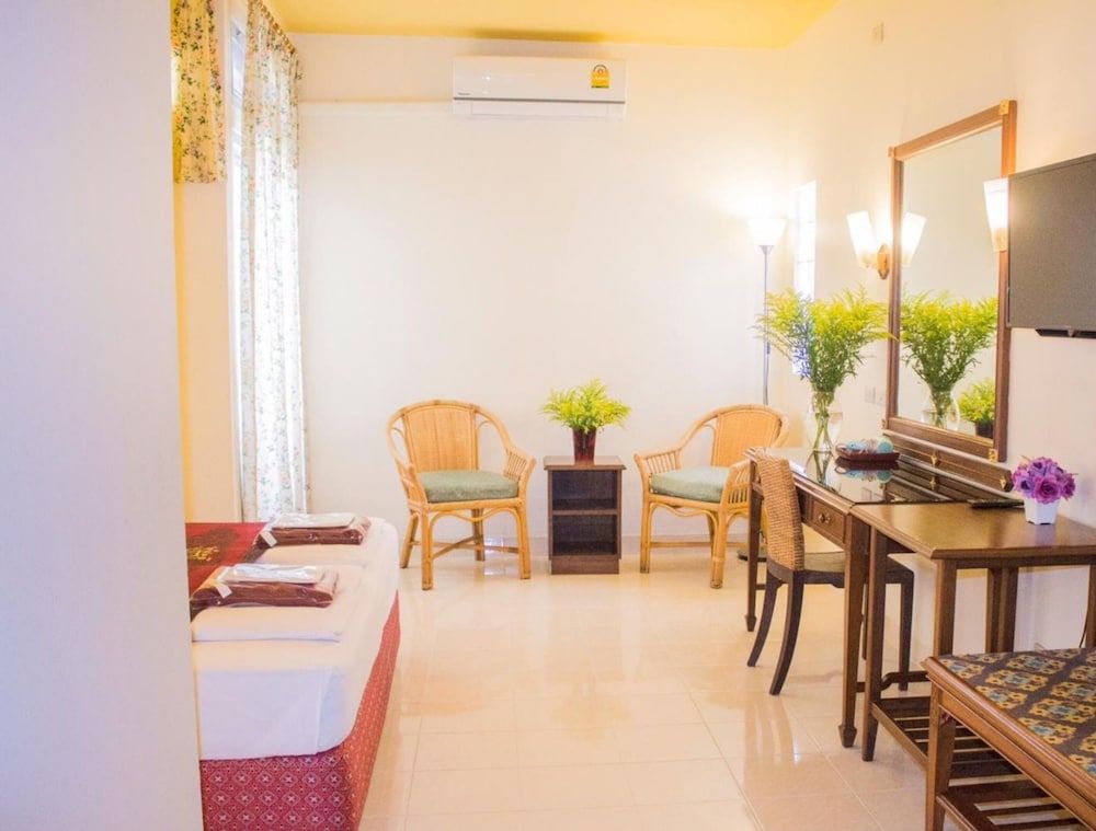 People Place Classic Hotel Deluxe Double Room 6