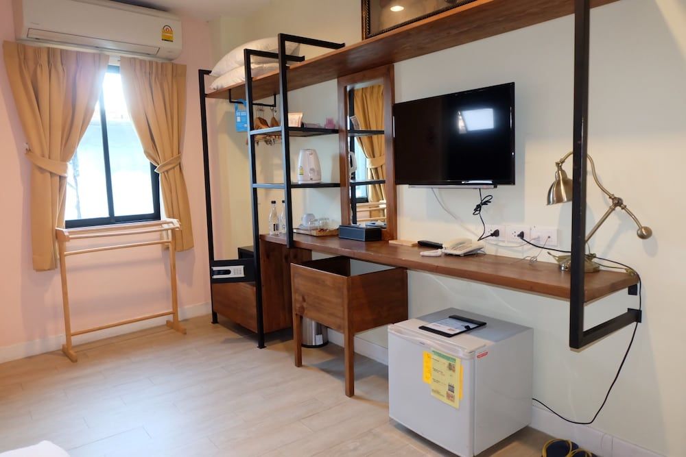 Siri Poshtel Bangkok Deluxe Double Room 5