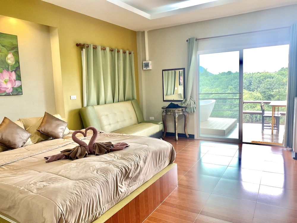 Kwainoy Riverpark & Resort Deluxe Room, 1 King Bed, Non Smoking, River View 2