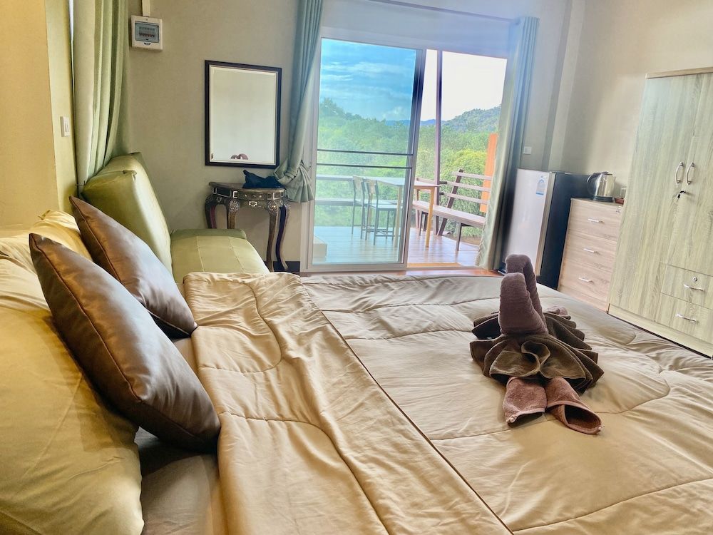 Kwainoy Riverpark & Resort Deluxe Room, 1 King Bed, Non Smoking, River View 3