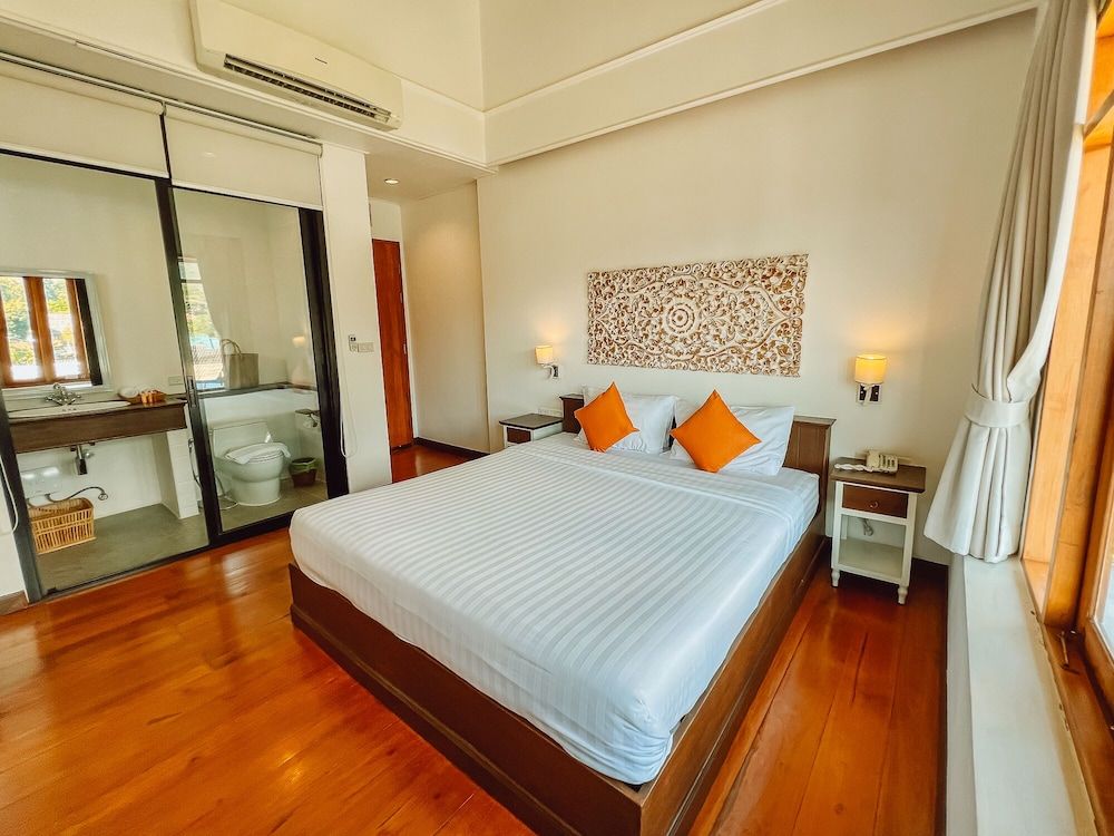 Superior Room, 1 King Bed, Mountain View