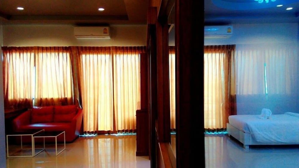 Waen Petch Place Deluxe Double Room 2