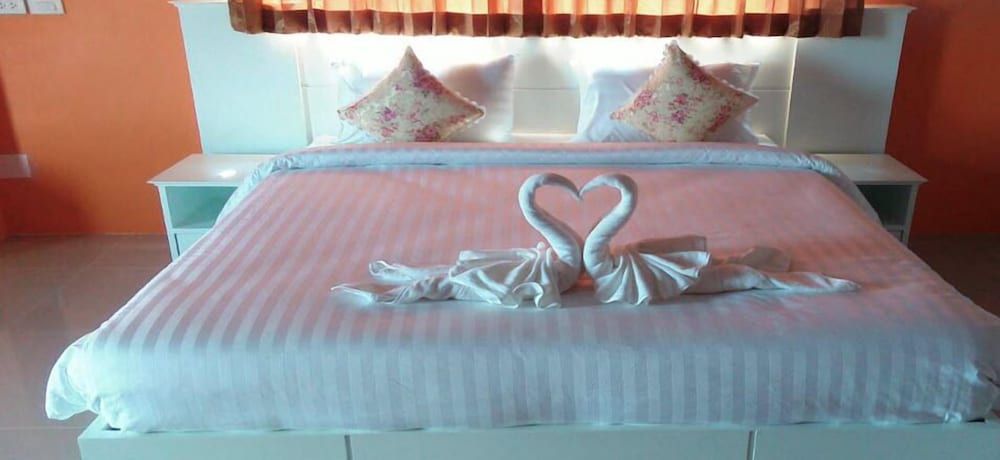 Waen Petch Place Deluxe Double Room 3