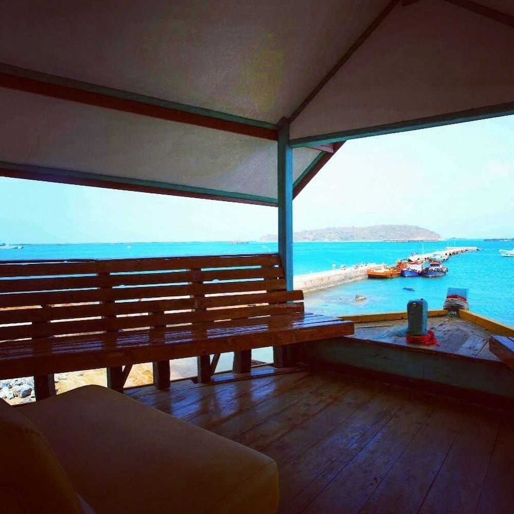 Rimtalay Resort Koh Si Chang Boat House 10