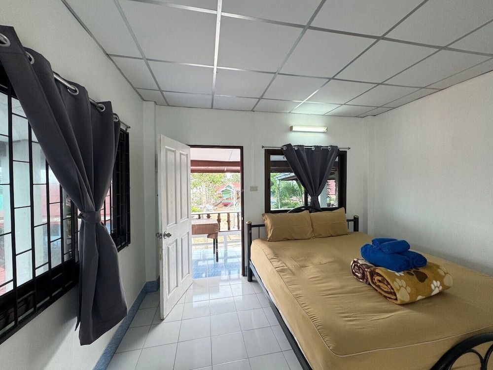 Rimtalay Resort Koh Si Chang Standard Room 8