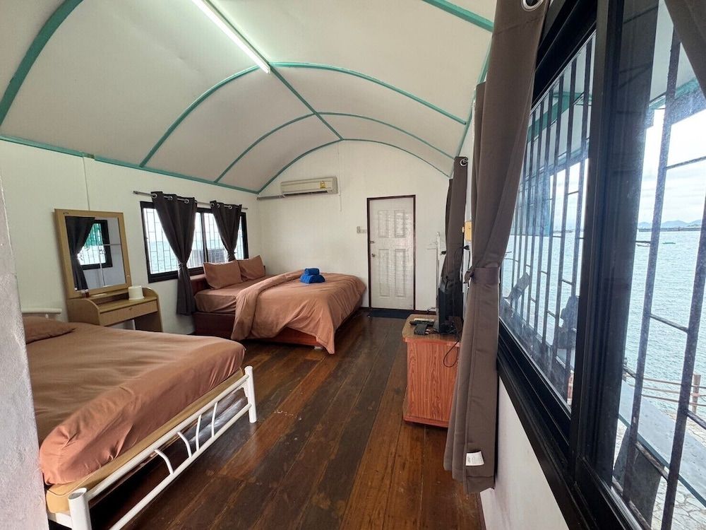 Rimtalay Resort Koh Si Chang Boat House 2