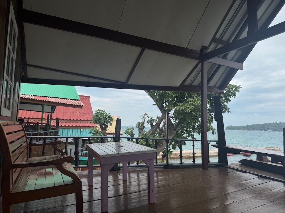 Rimtalay Resort Koh Si Chang Boat House 5