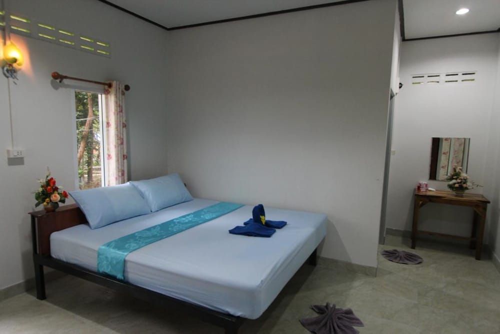 Koh Phayam Greentawan Resort Family Bungalow with Air-Conditioning 5
