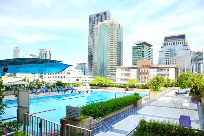 swimming pool [outdoor]