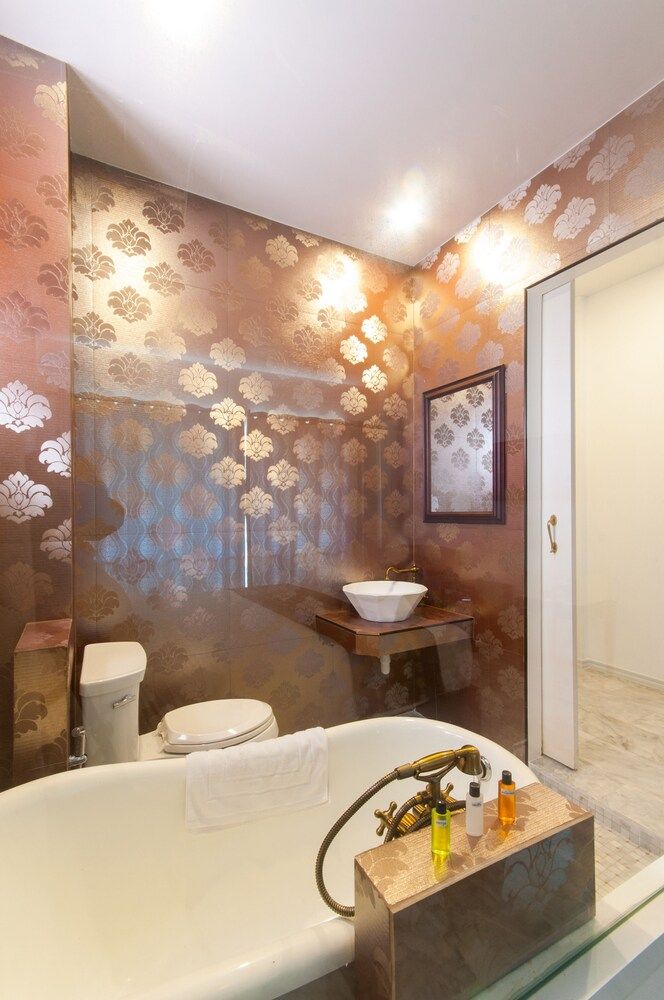 Dharasom Colonial House Deluxe Double Room , Free BKK Airport Transfers, flight detail required 8