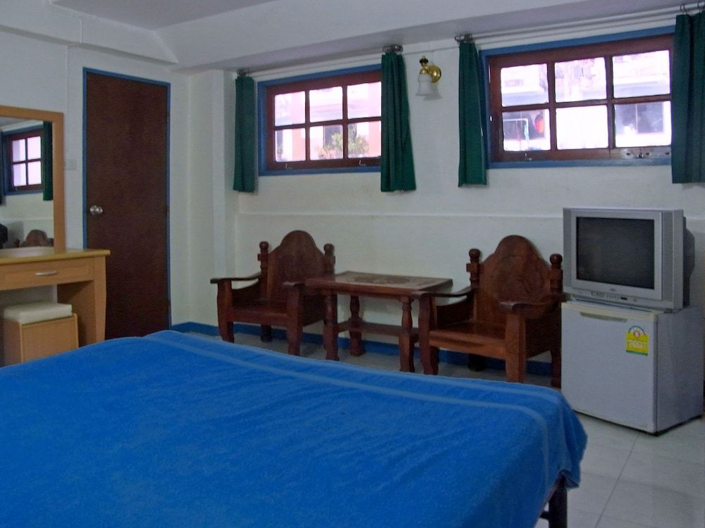Niku Guesthouse Comfort Double AC with Private Bathroom 4