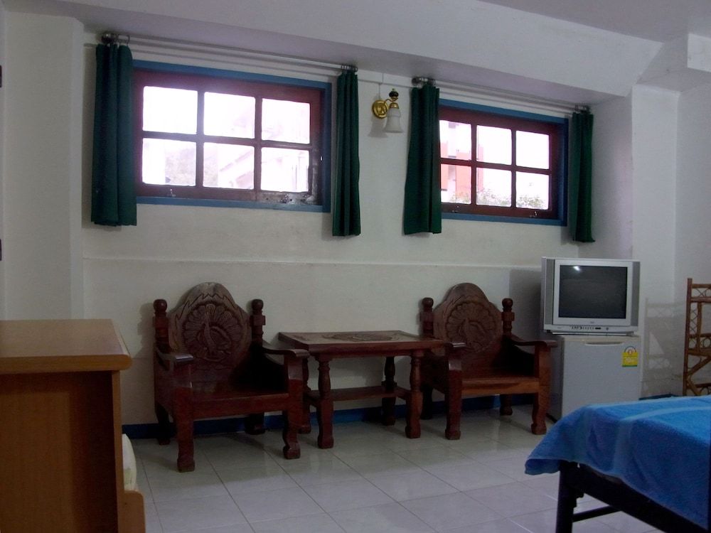 Niku Guesthouse Comfort Double AC with Private Bathroom 5