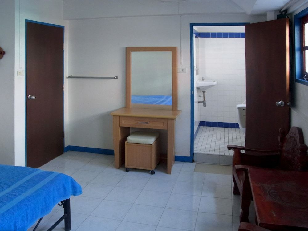 Niku Guesthouse Comfort Double AC with Private Bathroom 3