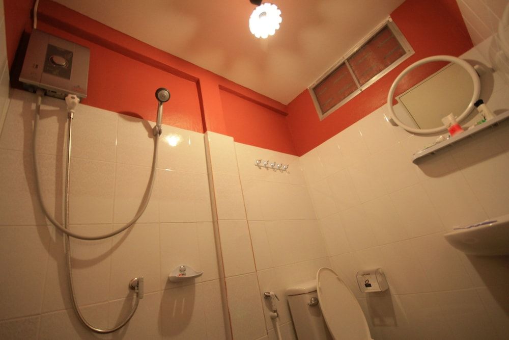 Chan Cha La 99 Hostel Ensuite Double with Private Bathroom 9