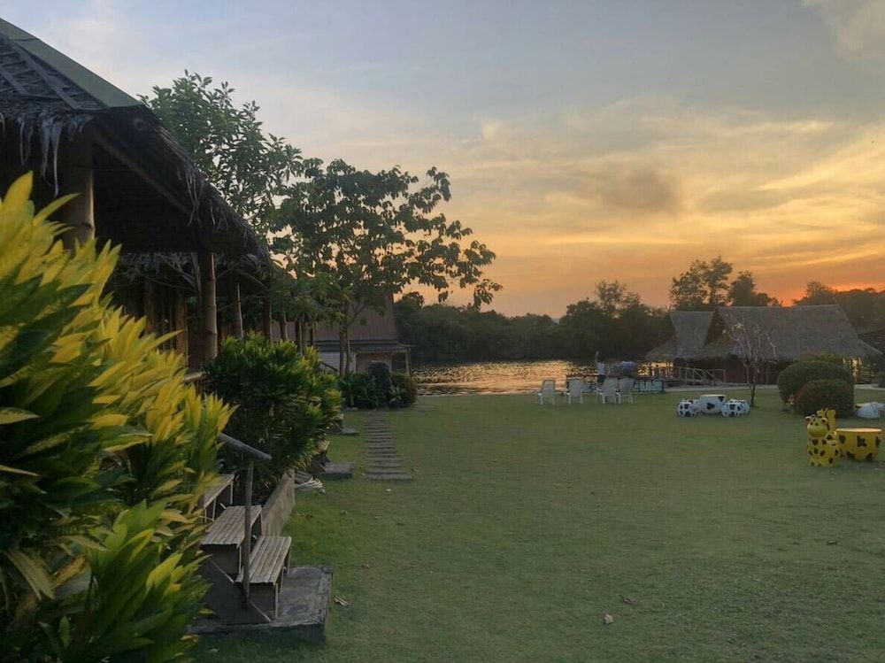 Bamboo House Kanchanaburi Hut River View 4